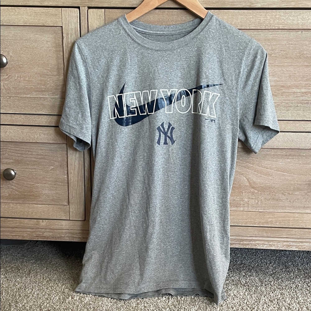 Nike Gray New York Yankees Graphic Tee